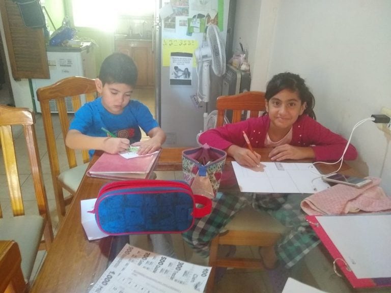 Emilio y Sofía haciendo las tareas. Foto: Gentileza.