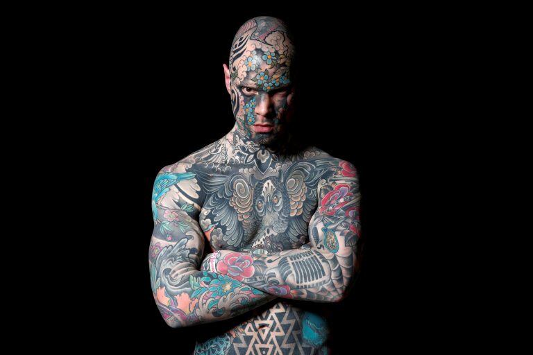 Sylvain, a school teacher and model from France poses for a photograph during "Le Mondial du Tatouage", a tattoo convention in Paris, France, March 9, 2018. REUTERS/Benoit Tessier     TPX IMAGES OF THE DAY paris francia Sylvain convencion mundial del tatuaje 2018 evento participacion de tatuadores tattoo tatuajes gente tatuada