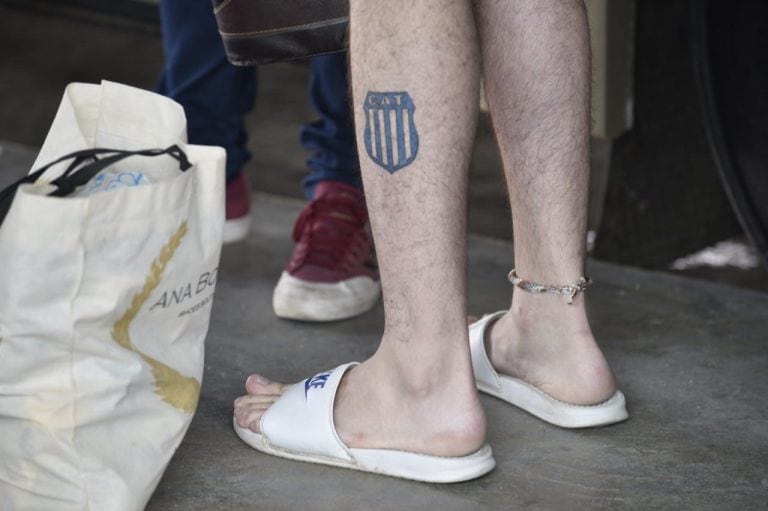 Los hinchas de Talleres salieron este lunes 11 de febrero desde la Terminal de Ómnibus para alentar al Matador en su partido contra San Pablo.