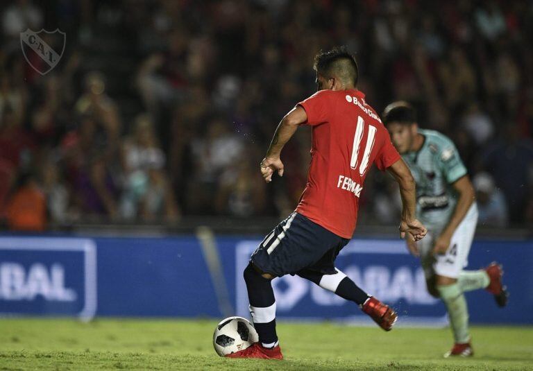 Leandro Fernández cambió por gol el penal que le cometieron a Jony Menéndez.