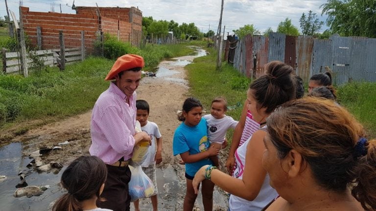 Joaquín Griolio llevó los alimentos y repartió entre los vecinos de Esquina. (Foto: Natalia Pernizza).