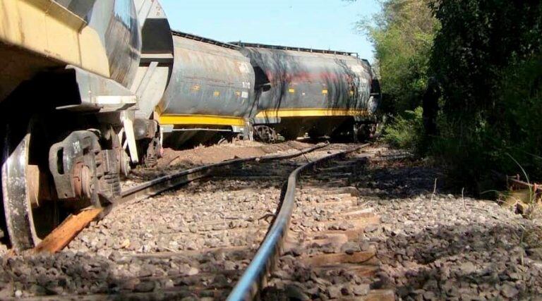 Algunos vagones se ensamblaron a un desvío férreo paralelo (Adrián Fernández - Facebook)