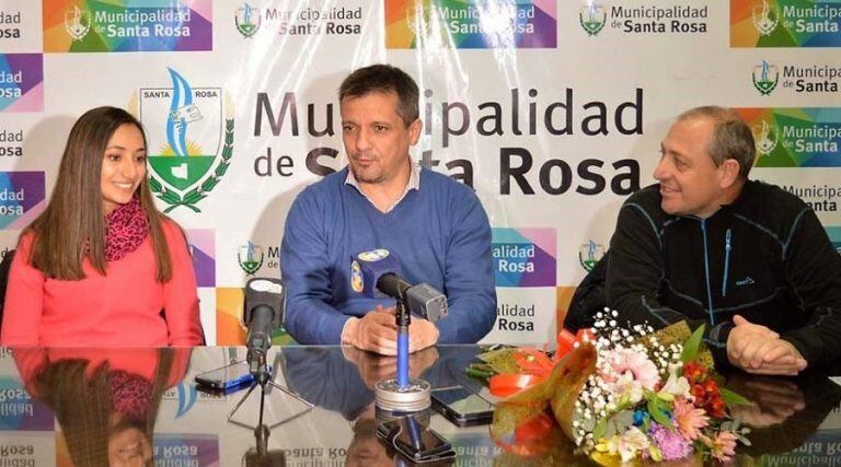 El momento de la conferencia de prensa (Municipalidad de Santa Rosa)