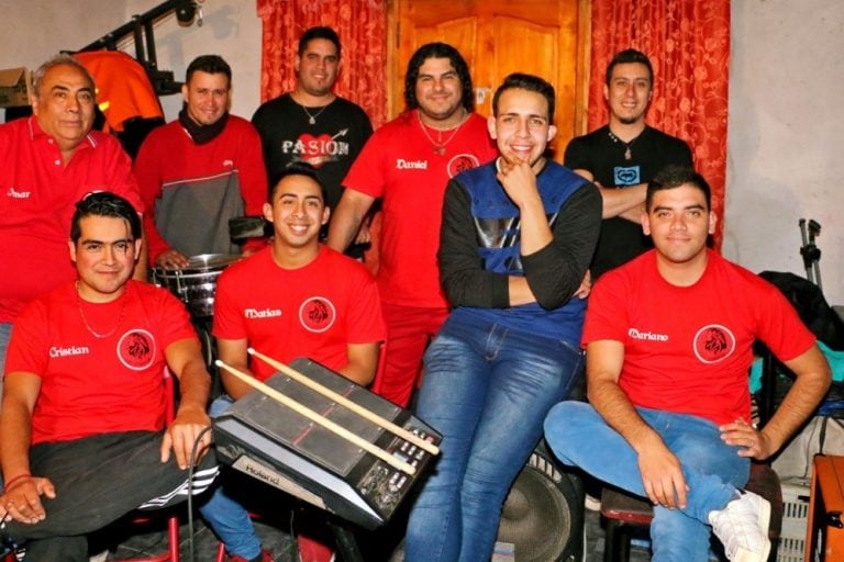 Los músicos: Mariano González (bajo), Enrique Ruarte (timbaleta), Daniel Oyola (acordeón), Pablo Fernández (tumbadora), Daniel Garro, Matías Hernández (batería), Martín Ferández (güira) y Cristian Díaz (teclado)). Manager: Omar Hernández.