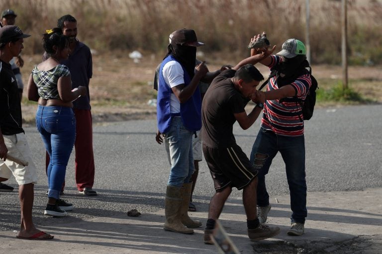 Un grupo de personas se enfrenta a un hombre, creyendo que él es un guardia nacional venezolano encubierto, en la frontera entre Venezuela y Brasil, en Pacaraima.  REUTERS/Ricardo Moraes