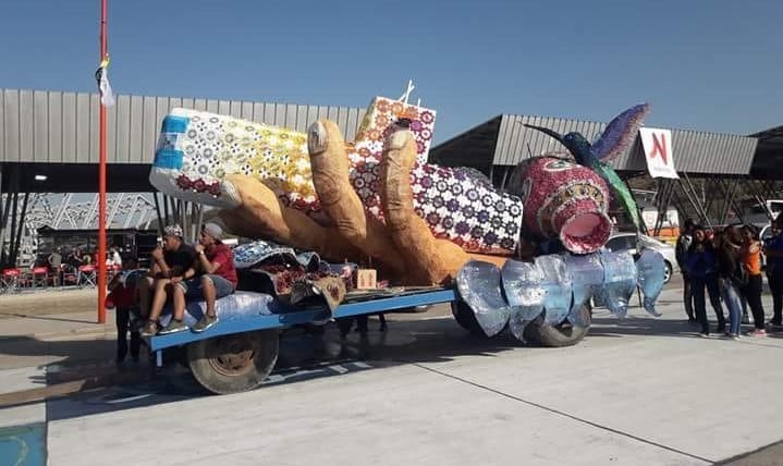 Ingresó esta tarde a la Ciudad Cultural la carroza de los estudiantes de Abra Pampa.