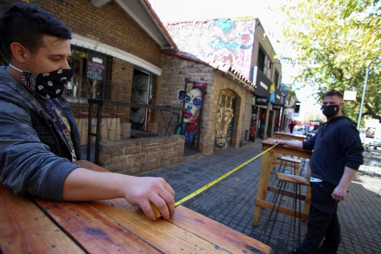 Los bares, cafés y restaurantes están abiertos en Mendoza. Foto: Maximiliano Rios.