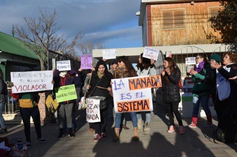 Imagen archivo. Asociaciones feministas y allegados de la víctima apoyaron a la joven durante la audiencia en Rawson. Foto: Diario Jornada.