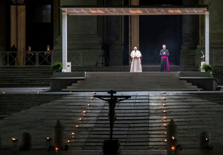 El Papa Francisco preside el Vía Crucis en la plaza vacía fuera de la Basílica de San Pedro, debido al bloqueo para detener la propagación de la infección COVID-19 causada por el nuevo Coronavirus este viernes santo, en la Ciudad del Vaticano\u002E EFE/ Massimo Percossi