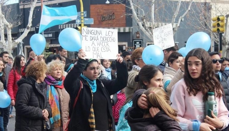 La manifestación celeste por el centro de la ciudad. Foto Diario de San Rafael.