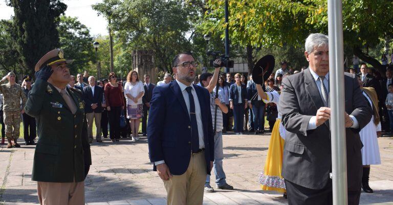 El concejal Lisandro Aguiar escoltó al vicegobernador Carlos Haquim en el izamiento de la Bandera de la Libertad Civil.