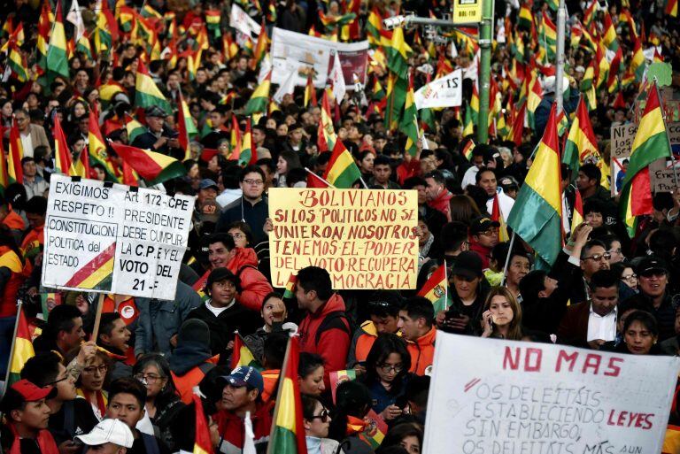 A diez días de los comicios en los que concurre buscando su reelección, miles de bolivianos se manifiestan contra el presidente Evo Morales, este jueves en la plaza San Francisco de La Paz (Bolivia). (Photo by AIZAR RALDES / AFP)