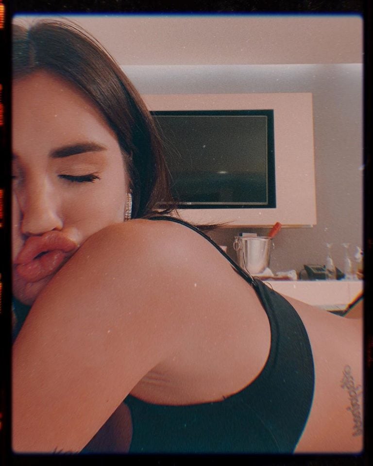 Lali Espósito jugó con su ropa sobre la cama y enloqueció a sus seguidores (Foto: Instagram)