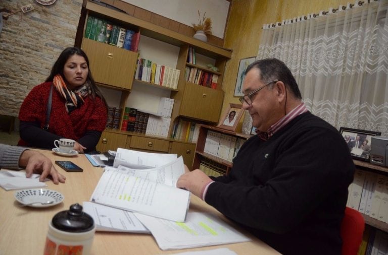 La hermana y el abogado. María Sosa y Jorge Rosales repasan las pruebas del expediente. El hombre está preso desde octubre de 2014. Foto: Alejandro Lorda.