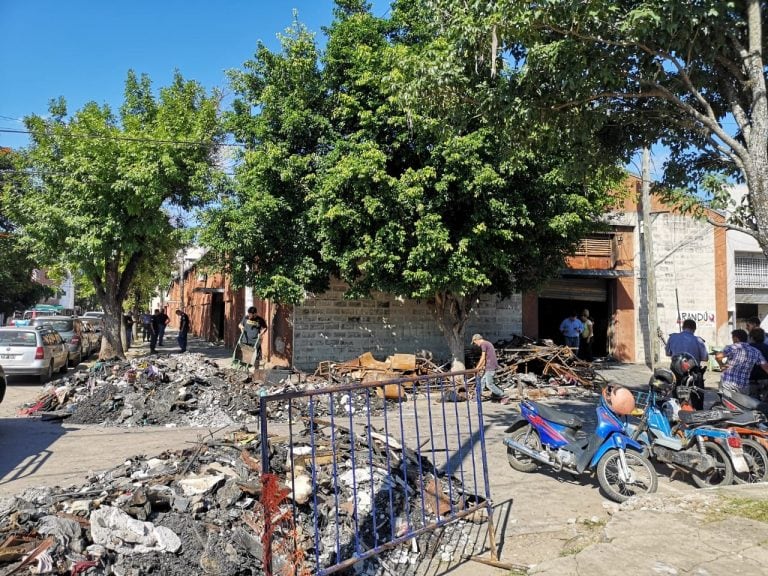 Puesteros ingresaron a limpiar el predio incendiado con peligro de derrumbe