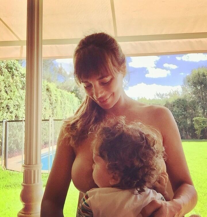 Las fotos de Ximena Capristo amamantando a su hijo