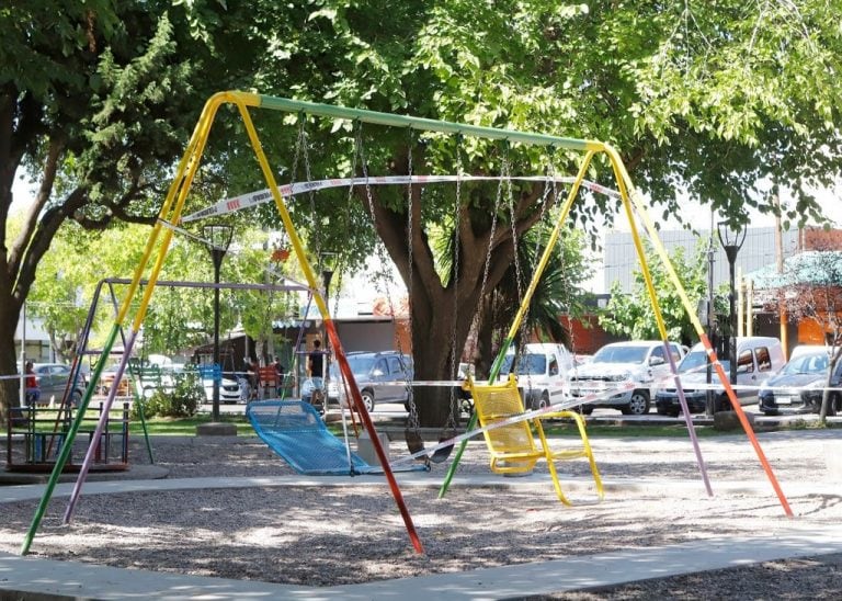 Juegos de plaza con cintas de seguridad. Foto: Prensa Maipú Municipio.