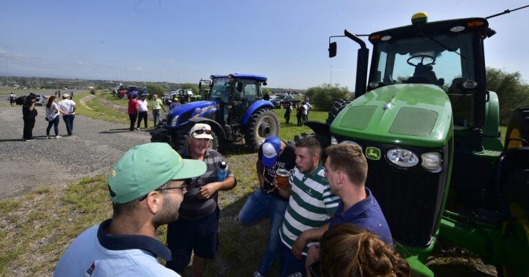 Tractorazo a la vera de la Circunvalación de Córdoba, 8 de enero 2020. La protesta se desarrolla con tranquilidad.