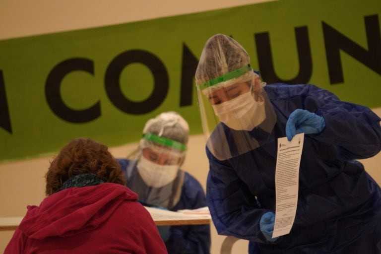 En el gimnasio del barrio Pueyrredón, se realizaron más de 500 testeos y la mitad dio positivo