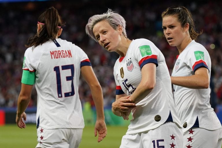 Megan Rapinoe junto a la capitana Alex Morgan. Foto AFP/Lionel Bonaventure.