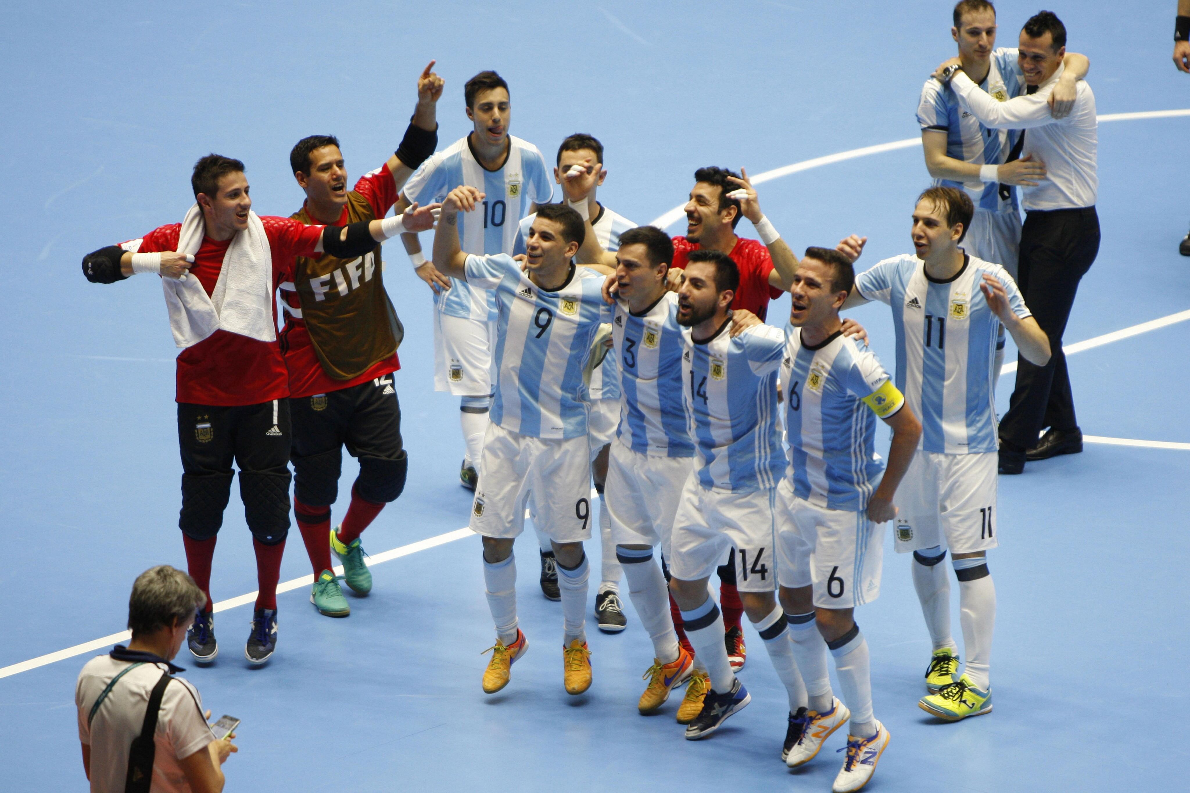 COL01. BUCARAMANGA (COLOMBIA), 22/09/2016. -Los jugadores de Argentina celebran su victoria sobre Ucrania hoy, jueves 22 de septiembre de 2016 en un partido por los octavos de final la Copa Mundial de Fútsal FIFA Colombia 2016. Argentina venció a Ucrania 1-0 en tiempo extra. EFE/STR.