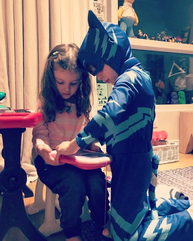 El hijo de Marcelo Tinelli y Guillermina Valdes juega con su prima Mora (Instagram/luccivaldes)