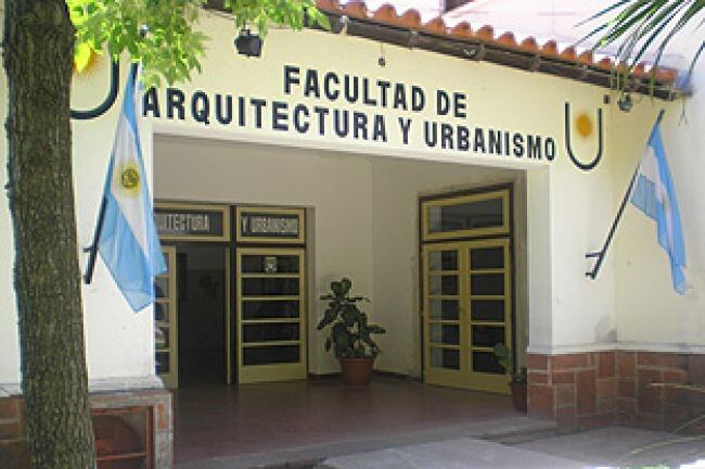 Entrada a la facultad de arquitectura de la UNNE (Web).