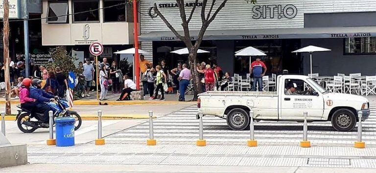 Una importante cantidad de personas transitando por la zona céntrica.