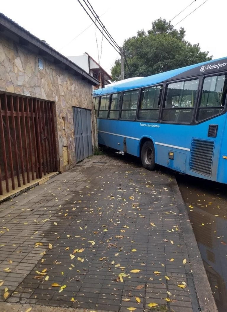 Un colectivo se incrustó contra una vivienda en Pavón al 5400 (@emergenciasAR)