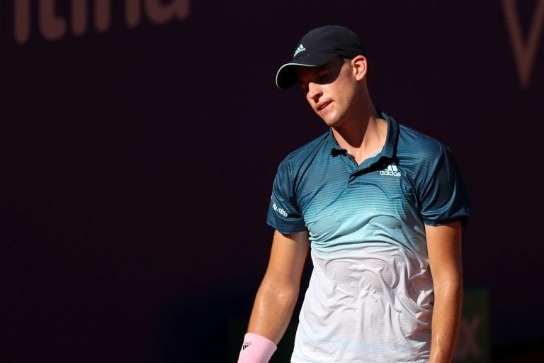 El jugador Dominic Thiem de Austria se lamenta tras perder un punto durante un partido frente al argentino Diego Schwartzman este sábado durante un partido de las semifinales del Abierto de Argentina ATP 250 en Buenos Aires (EFE/Juan Ignacio Roncoroni)