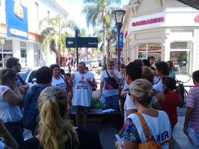 Docentes en las calles de Gualeguaychú. (Foto archivo)