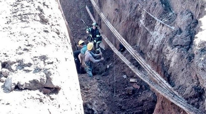 Obrero quedó atrapado en una zanja. (@delftoledo)