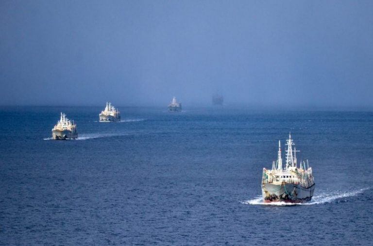 Flota china navegando en el Estrecho de Magallanes.