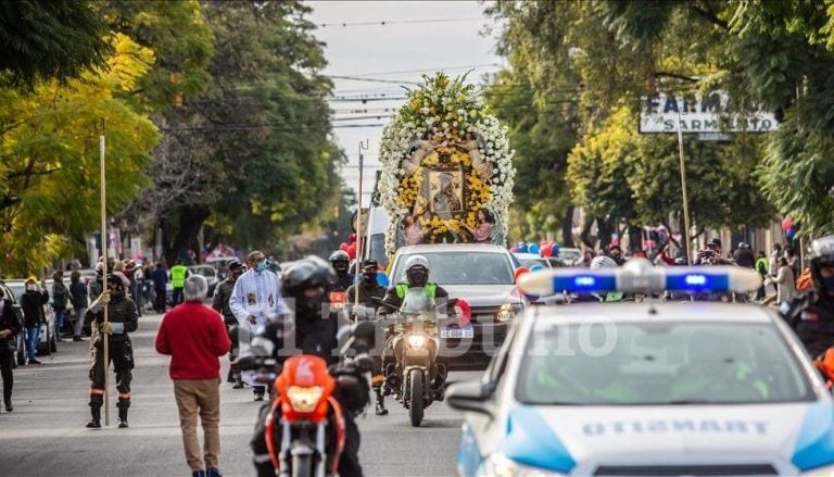 Procesión en auto de la Virgen del Perpetuo Socorro (El Tribuno)