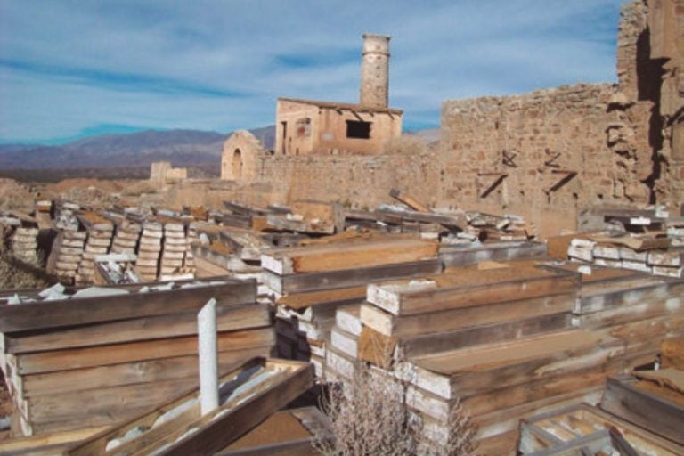 En las minas aún quedan abandonadas las muestras que se tomaban de la montaña.