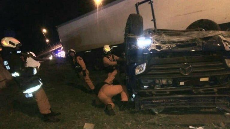 Choque y vuelco de camión en Panamericana: un muerto