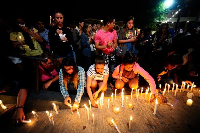 Marcha de velas en Villa Gesell. (Foto: Clarín)