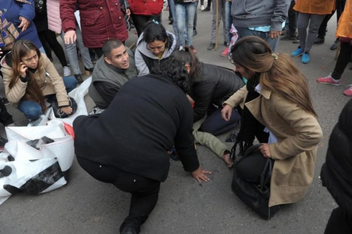 Se complica la situación del taxista que arrolló a una mujer en una marcha en la plaza Independencia