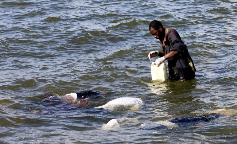 Naufragó un barco de lujo en Uganda (REUTERS)