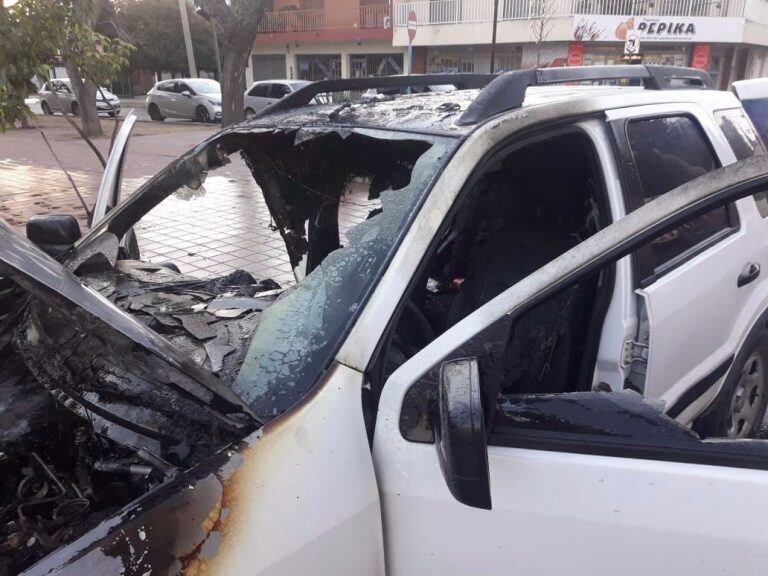 Ardió una camioneta frente a la iglesia del Carmen