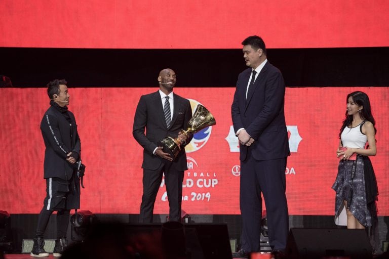 El estadounidense Kobe Bryant y el chino Yao Ming, durante el sorteo de los grupos del Mundial de básquet China 2019. EFE/EPA/JEROME FAVRE