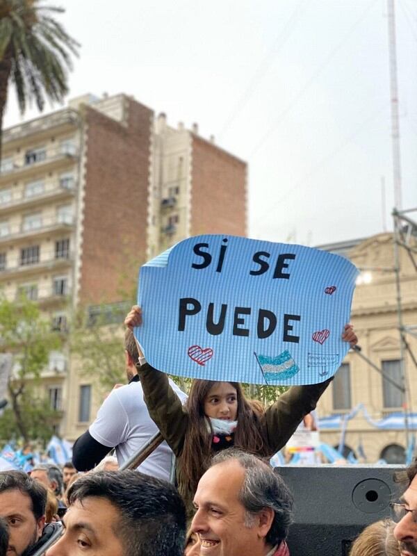 Unos 10.000 vecinos se acercaron hasta la plaza Merced para apoyar a Macri, Vidal y Martínez.