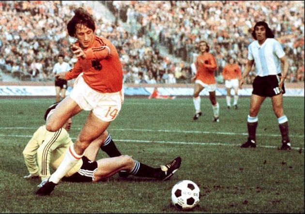 Todo la clase de Cruyff para desparramar a Carnevali en la goleada a Argentina, que llego en condiciones desastrosas al Mundial, con cambios de técnico sobre la marcha. Atrás, las típicas melenas de los jugadores argentinos de la época.