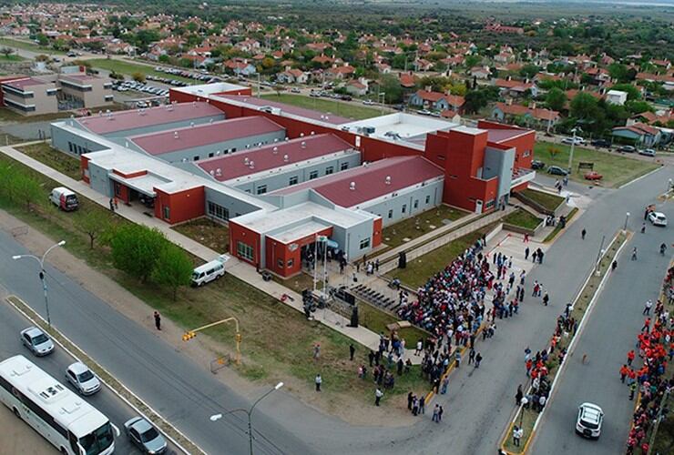 Cientos de vecinos asistieron a la inauguración del nuevo hospital merlino.