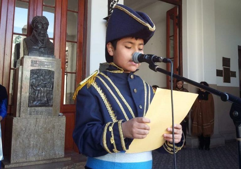 El "General Belgrano" dio lectura al histórico bando que ordenaba partir, dejando "tierra arrasada".