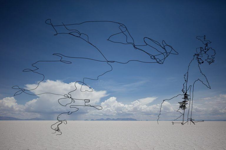 La inmensidad de las Salinas Grandes, en Jujuy, es el espacio de trabajo de Tomás Saraceno para su proyecto "Fly with Aerocene Pacha".