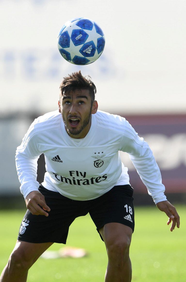 Salvio durante un entrenamiento con Benfica. Foto AFP / Francisco Leong.