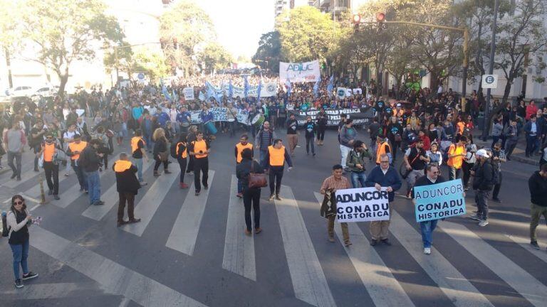 Marcha de la Universidad Nacional de Córdoba en defensa de la Universidad Pública.