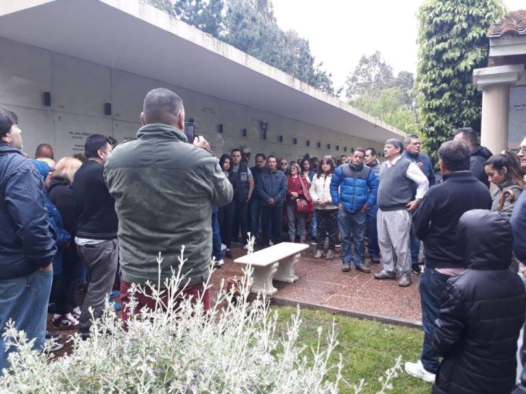 Publico frente al sepulcro donde descansan los restos del dirigente de la UATRE Gerónimo "Momo" Venegas.