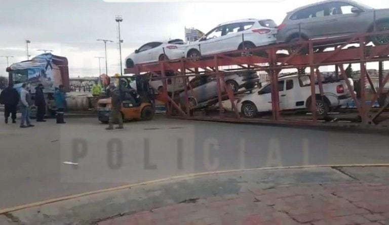 En plena rotonda se desprendió la batea de un camión que trasportaba vehículos. (Foto:Resumen Policial)